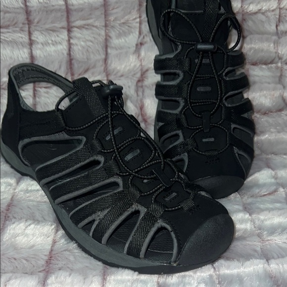 Croft &‎ Barrow Black Women’s Closed-Toe Sandals for Active Wear - Picture 2 of 16